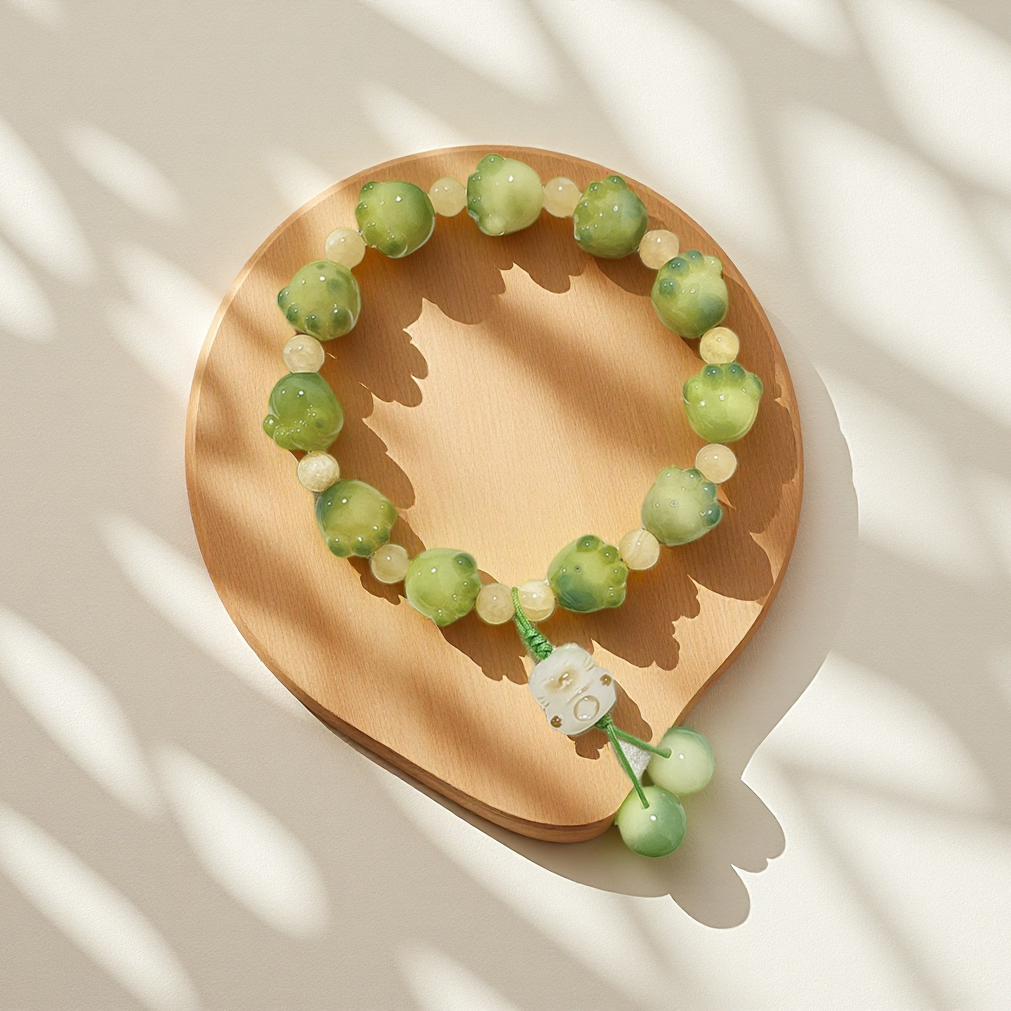 TAOÉ Pawfect Bodhi Bracelet: Carved Cat Paw Pendant - Start of Spring